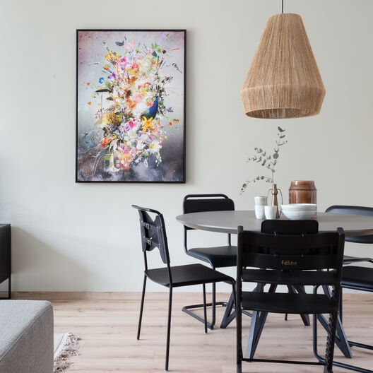 interieurfoto van eethoek met kleurrijke bloemen kunstWerk aan de Muur