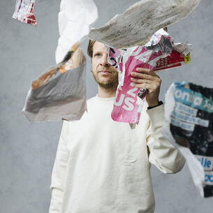 kunstenaar die collage maakt