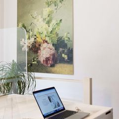 interieurfoto van kantoor met pixel kunstwerk van bloemen aan de muur