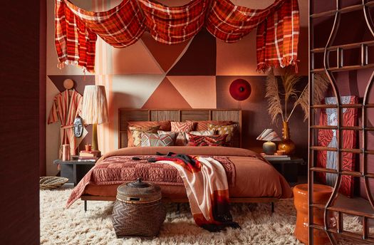 stijlstudio atelier nomad in de slaapkamer met geometrisch kunstWerk aan de Muur