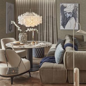 eetkamer interieur van stijlstudio fashion loft met grote schilderijen aan de muur