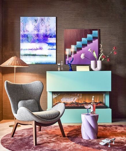 kleurrijke schilderijen aan de muur bij funky jungalow stijl studio