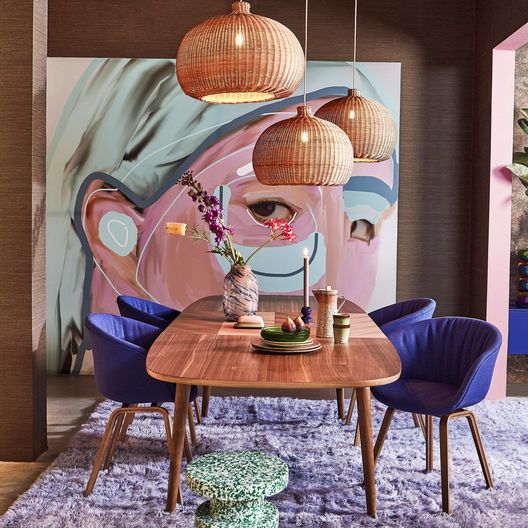 groot kleurrijk schilderij aan de muur bij funky jungalow stijlstudio van eijerkamp