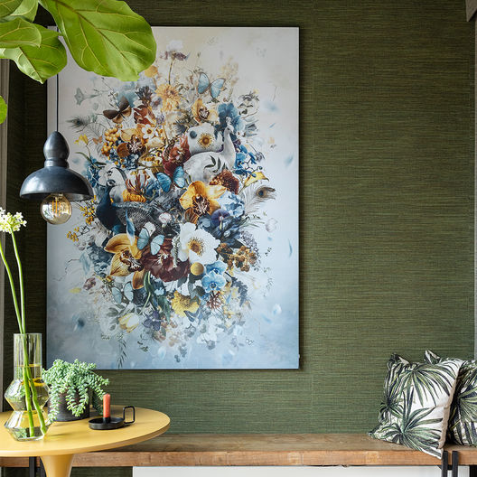 vtwonen bloem schilderij aan groene muur in nootdorp