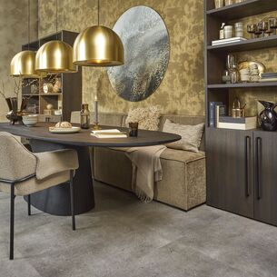 golden getaway interieur van Eijerkamp met bijpassende muurcirkel boven eettafel