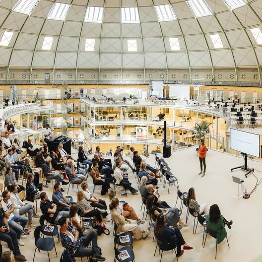 Laura Vink spreekt op Arty Talks 2022 in de Koepel