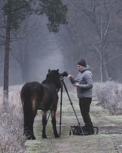 Beeldmaker Jos Werk aan de Muur