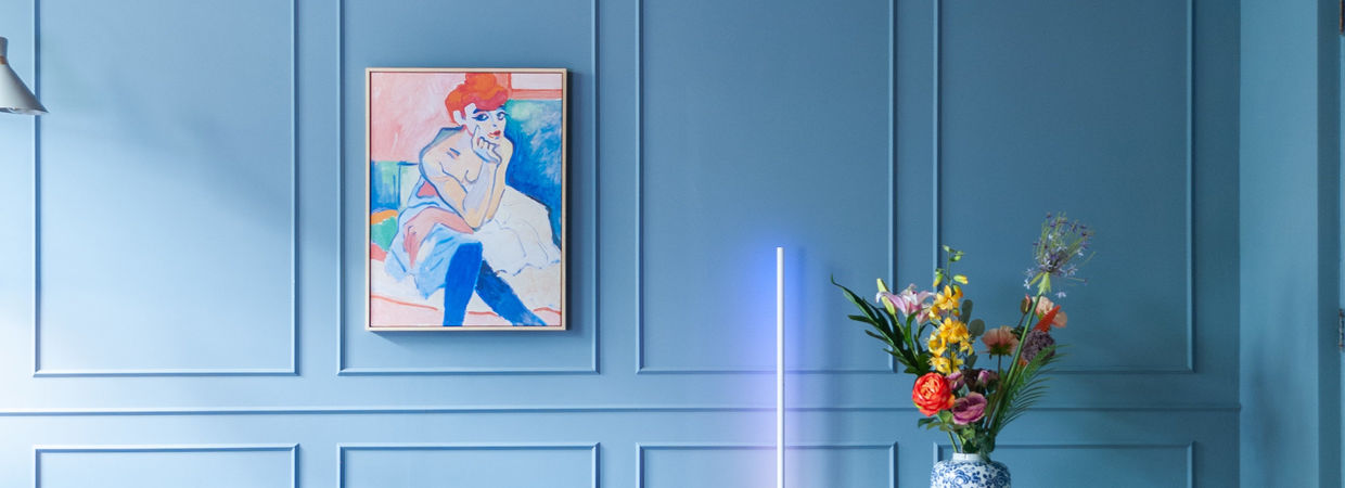 Donkerblauw interieur met kleurrijk schilderij