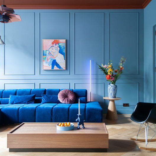 Donkerblauw interieur met kleurrijk schilderij