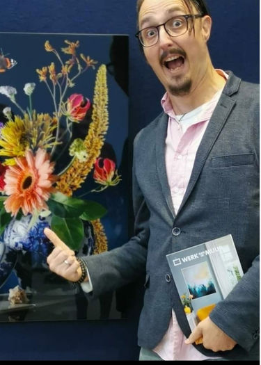 Kunstenaar Sander van Laar met zijn werk