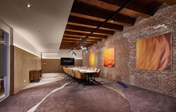 Oranje kunst te zien bij Hotel Arsenaal