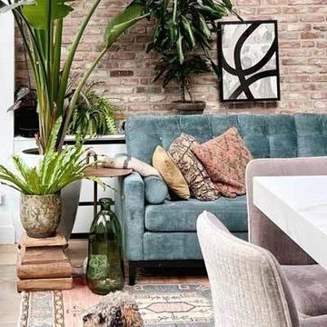 Eclectisch interieur met abstracte kunst