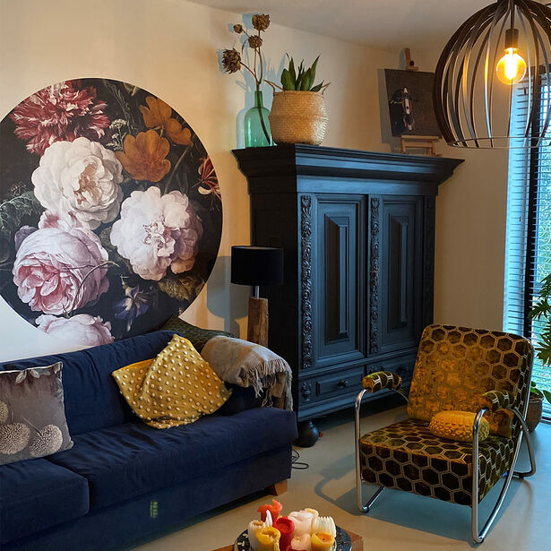 Klassiek en kleurrijk interieur met muurcirkel van bloem stilleven schilderij