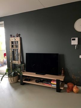 zwarte muur achter tv
