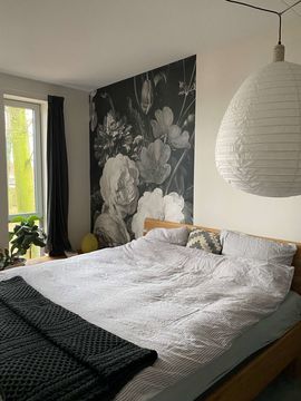 slaapkamer interieur met zwart wit bloemenbehang