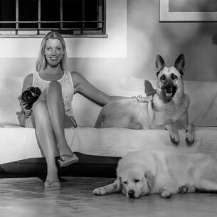 kunstenares danielle met haar honden