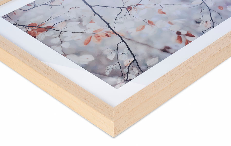 Gerahmtes Poster: Detail eines gerahmten Werks mit hellem Holzrahmen