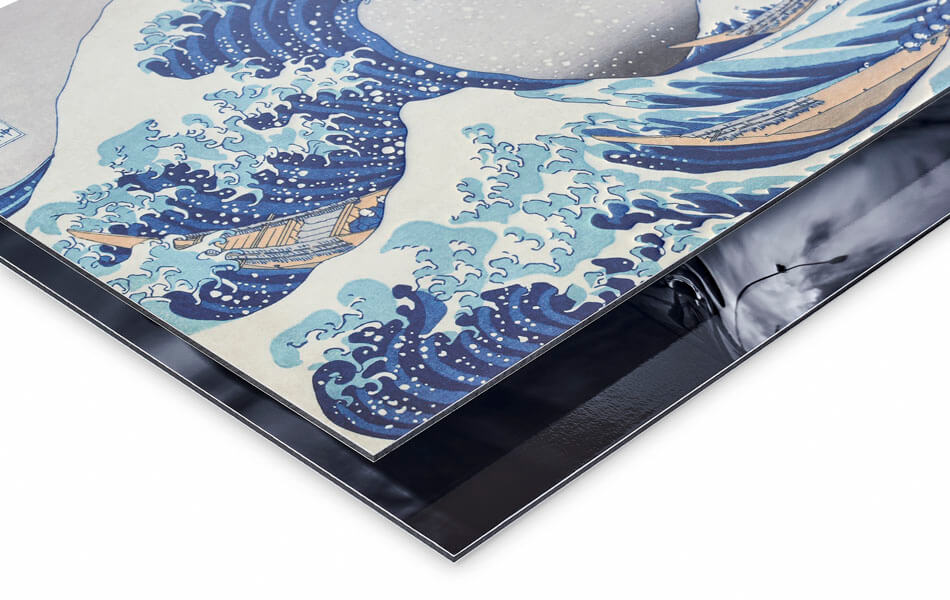 Alu-Dibond: Detailansicht mit der glänzenden Version unten und der matten Version oben